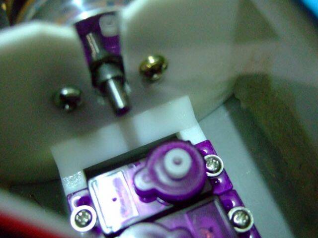 尾部伺服機的固定座在用5mm三角棒補強